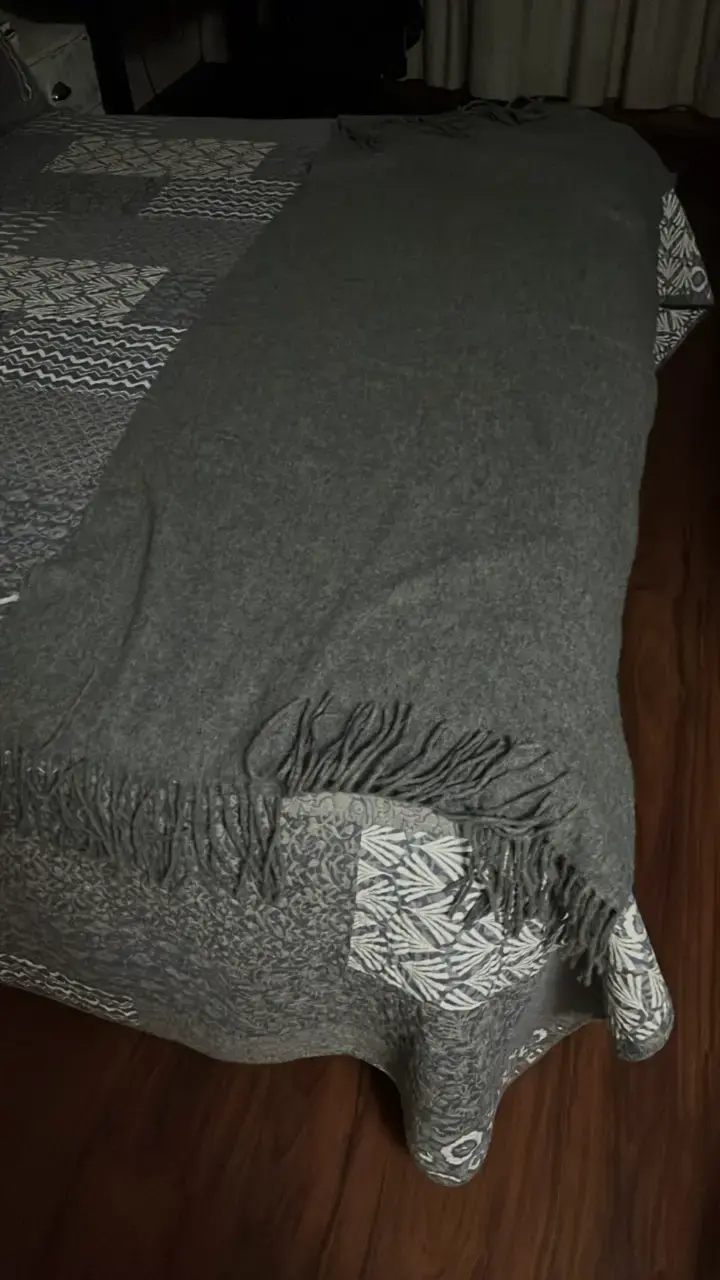 Manta de alpaca gris con flecos - 3