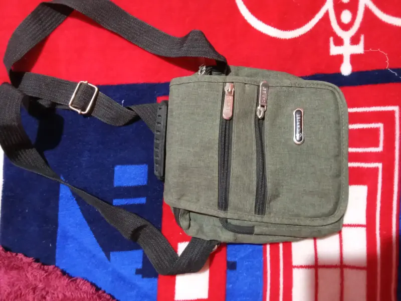Bandolera verde con múltiples bolsillos