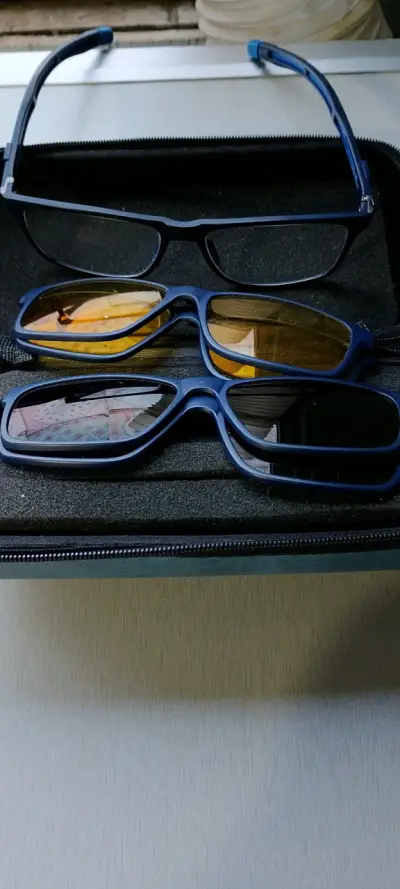 Set de gafas de sol y lectura con estuche - miniatura 3