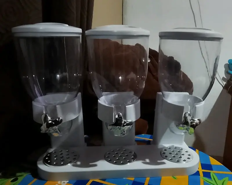 Dispensador triple de cereales con tapas hermticas