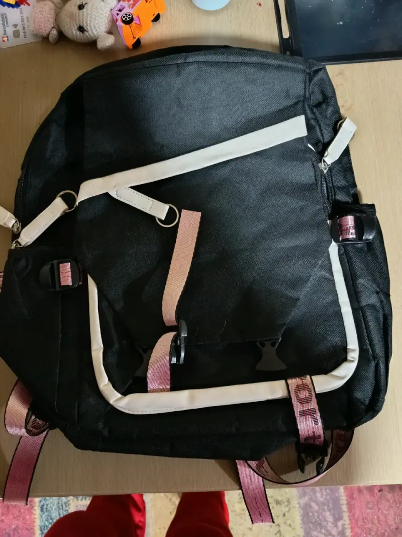 Mochila negra con correas deportivas - 2