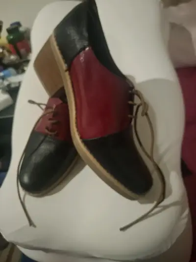 Zapatos de cuero bicolor rojo y negro para mujer - miniatura 1