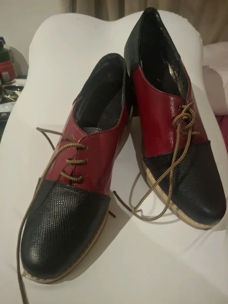 Zapatos de cuero bicolor rojo y negro para mujer - 2