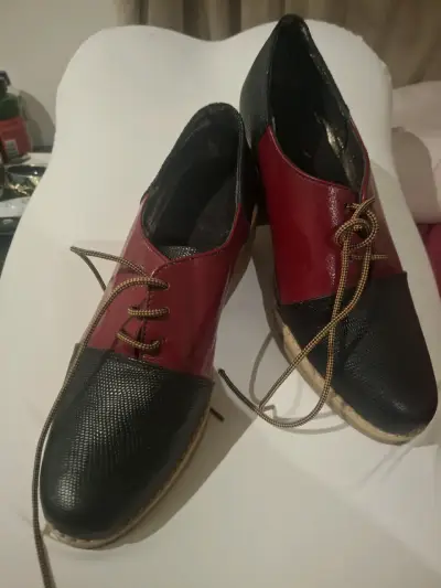 Zapatos de cuero bicolor rojo y negro para mujer - miniatura 2