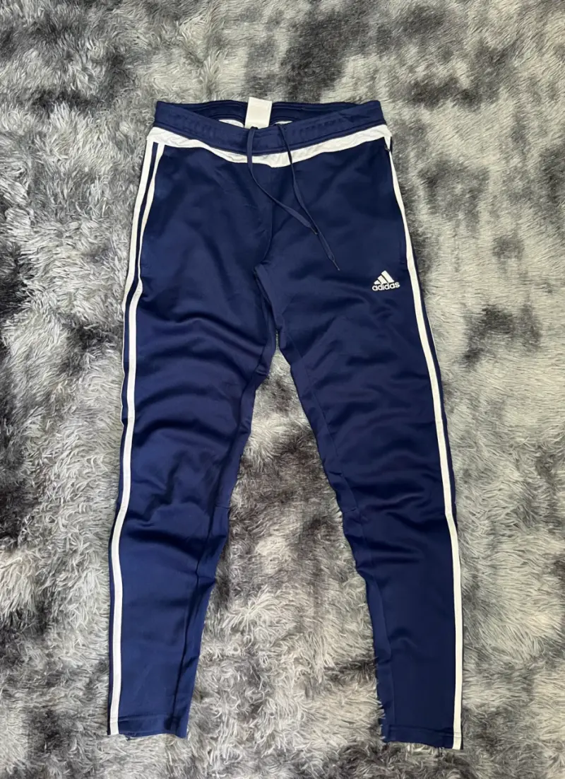 Pantalones deportivos azul Adidas con franjas - 1