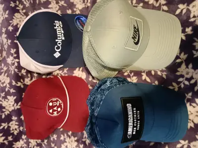 Lote de 4 gorras de marcas variadas - miniatura 1