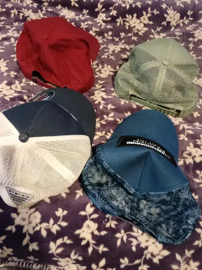 Lote de 4 gorras de marcas variadas - miniatura 2