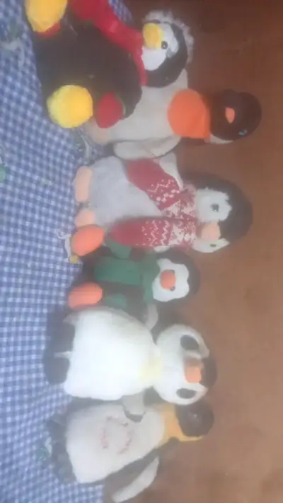 Peluches de pingüinos y variados tamaños - miniatura 2