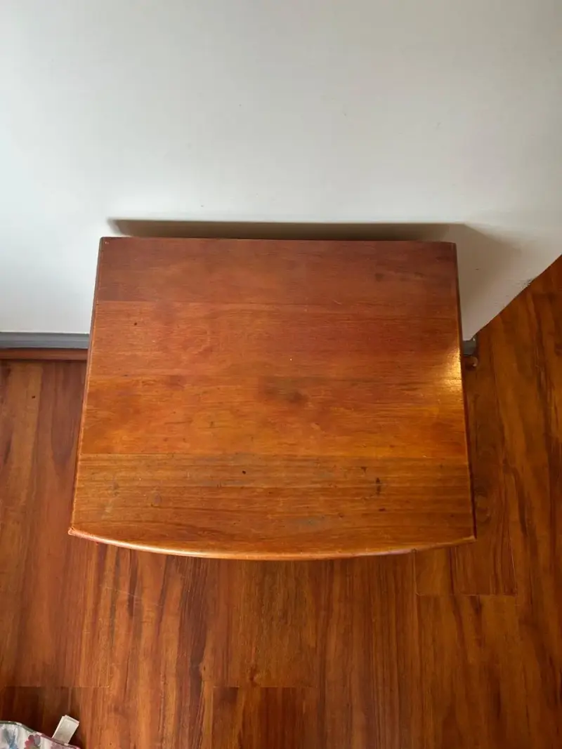 Mesa de noche de madera clásica - 3
