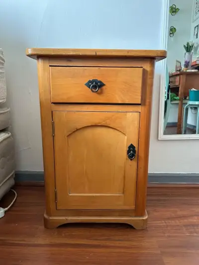 Velador de madera con cajón y puerta - miniatura 1