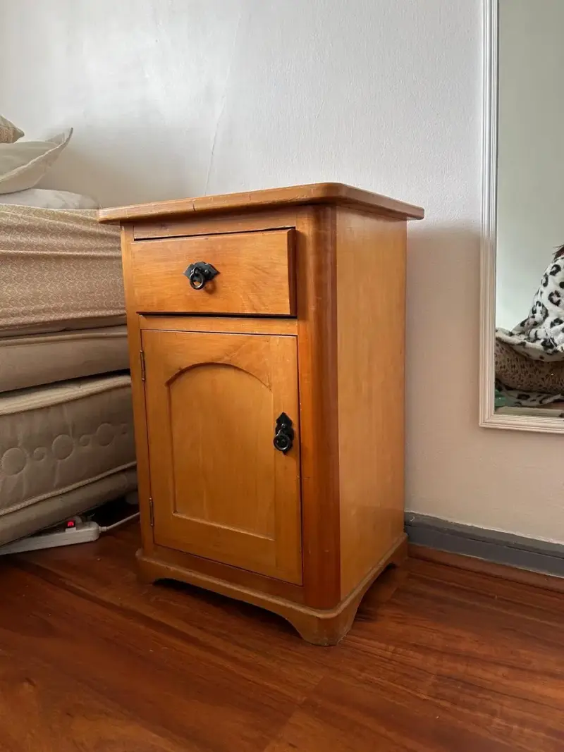 Velador de madera con cajón y puerta - 2