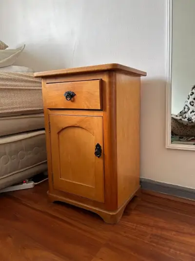 Velador de madera con cajón y puerta - miniatura 2