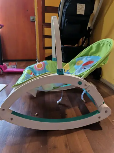 Silla mecedora para bebé con diseño colorido - miniatura 1