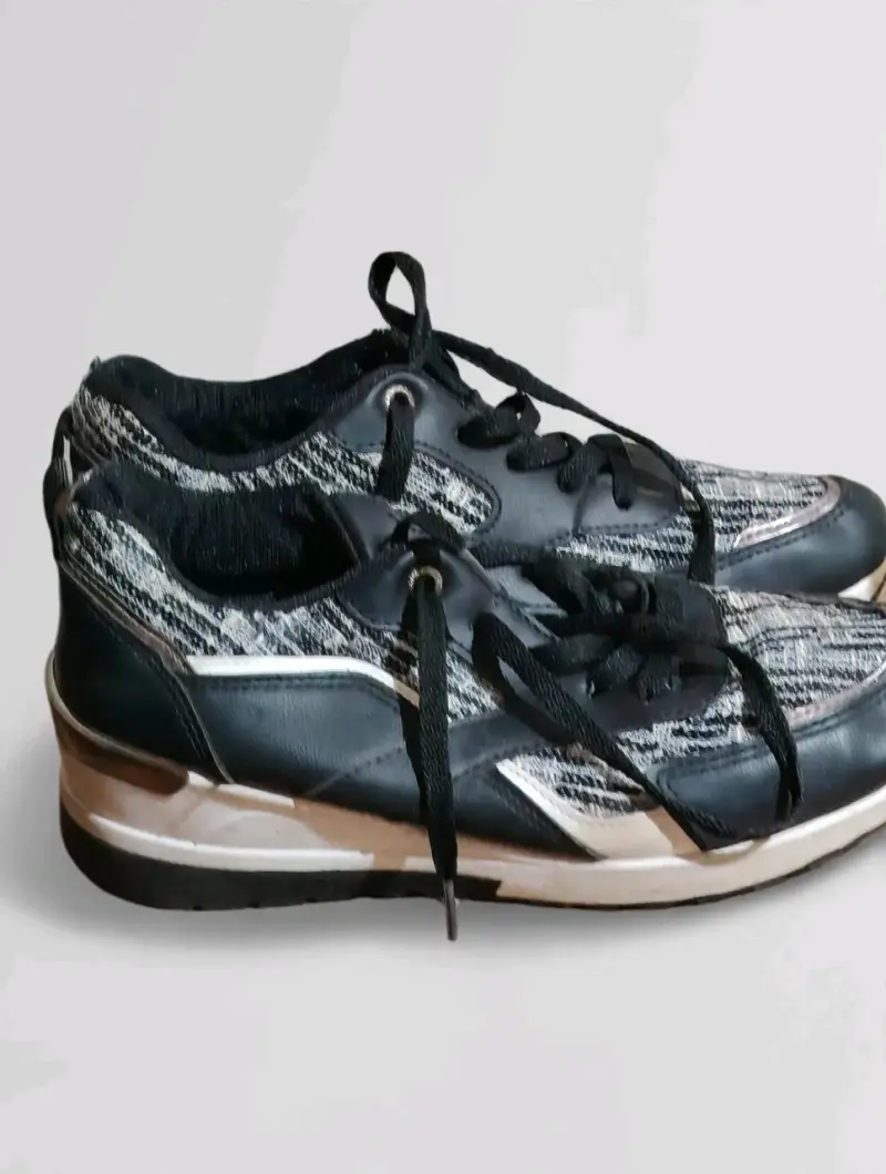 Zapatillas deportivas negras con diseño moderno
