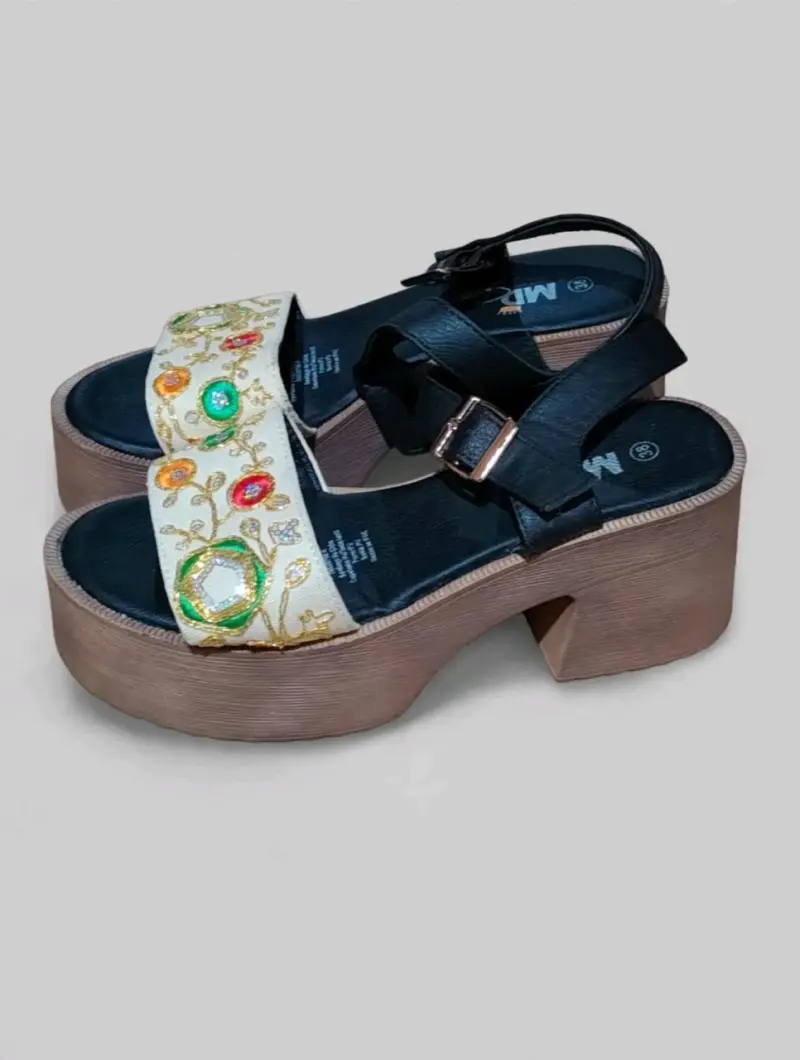 Sandalias de plataforma con bordado floral