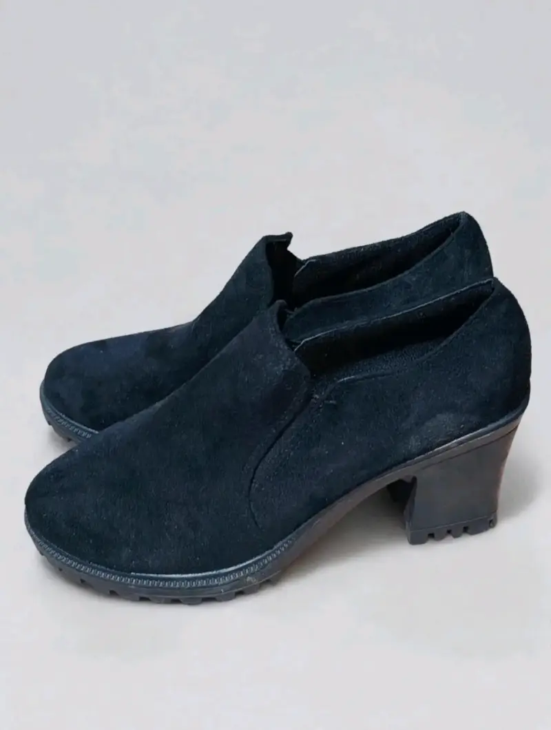 Zapatos de tacón bajo negros de gamuza