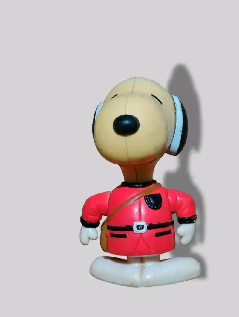 Figura coleccionable de Snoopy con uniforme rojo