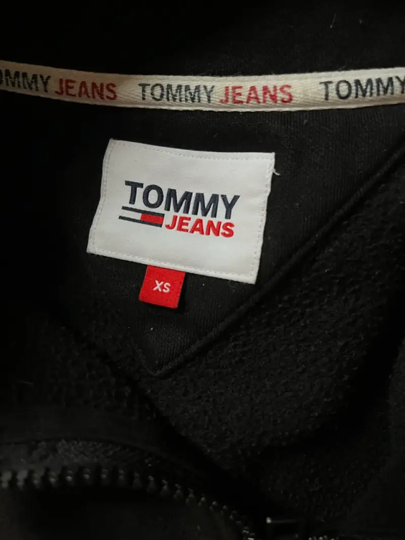 Polerón negro Tommy Jeans con cierre - 2