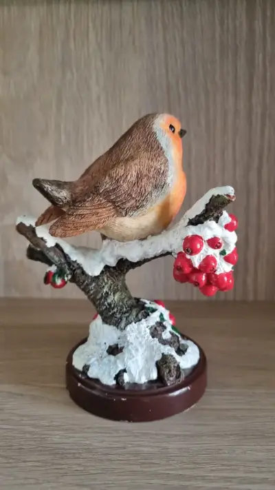 Figura decorativa de pájaro en rama con nieve - miniatura 2