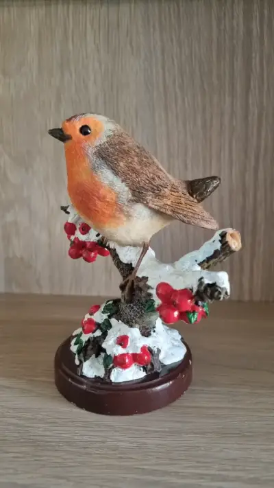 Figura decorativa de pájaro en rama con nieve - miniatura 4
