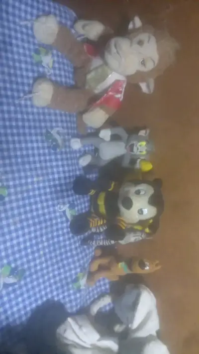 Peluches de personajes animados variados - miniatura 3