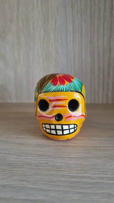 Calavera de cerámica pintada a mano - miniatura 1