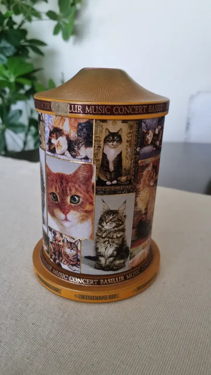 Lata de té musical Basilur con diseño de gatos - 3