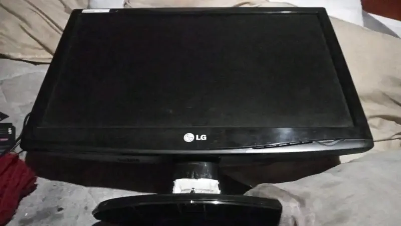 Monitor LG de 19 pulgadas en buen estado - 4