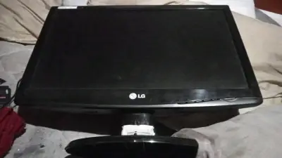 Monitor LG de 19 pulgadas en buen estado - miniatura 4