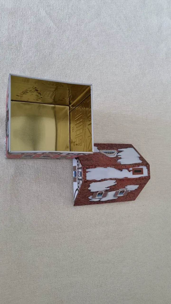 Caja decorativa de metal en forma de casa - 1