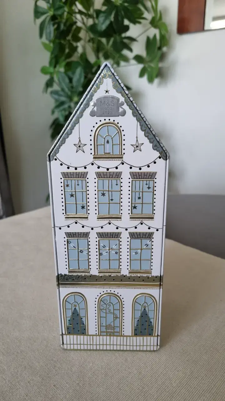 Casa de metal con diseño navideño - 1