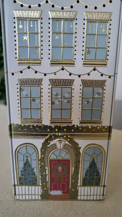 Casa de metal con diseño navideño - miniatura 2