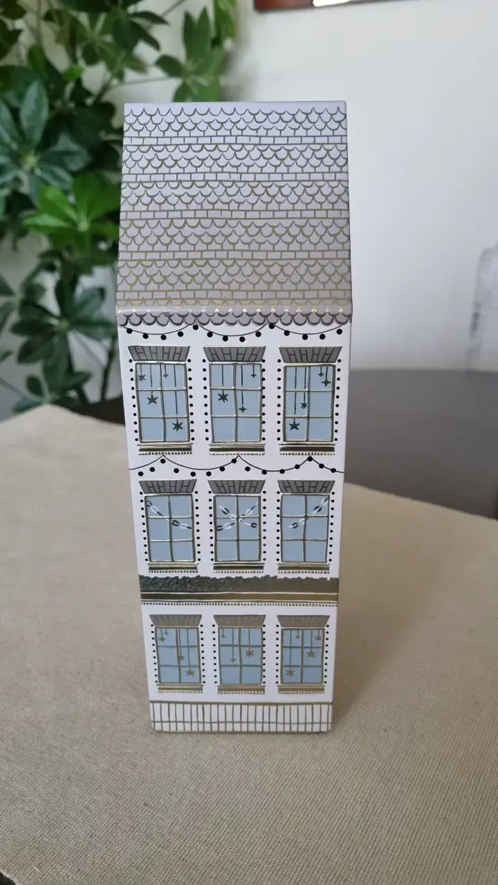 Casa de metal con diseño navideño - 4