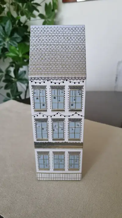 Casa de metal con diseño navideño - miniatura 4