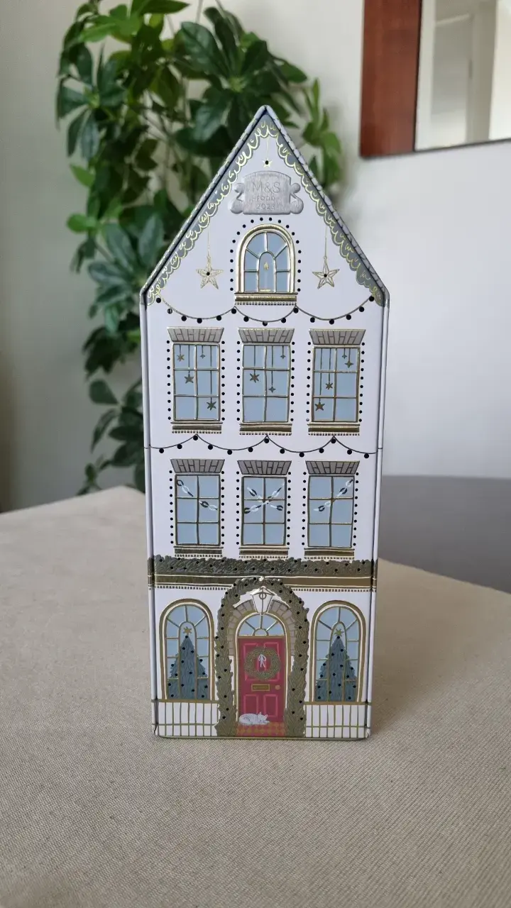 Casa de metal con diseño navideño - 5