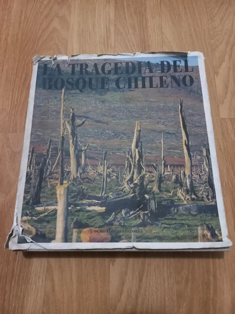 Libro 'La Tragedia del Bosque Chileno' en buen estado - 1