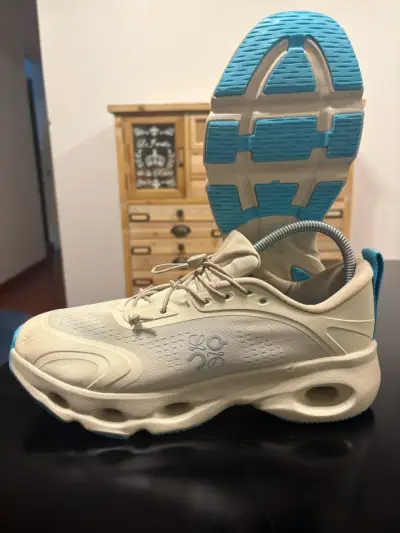 Zapatillas deportivas beige con suela azul - miniatura 1