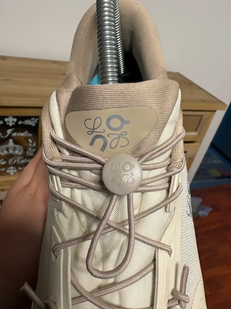 Zapatillas deportivas beige con suela azul - 3