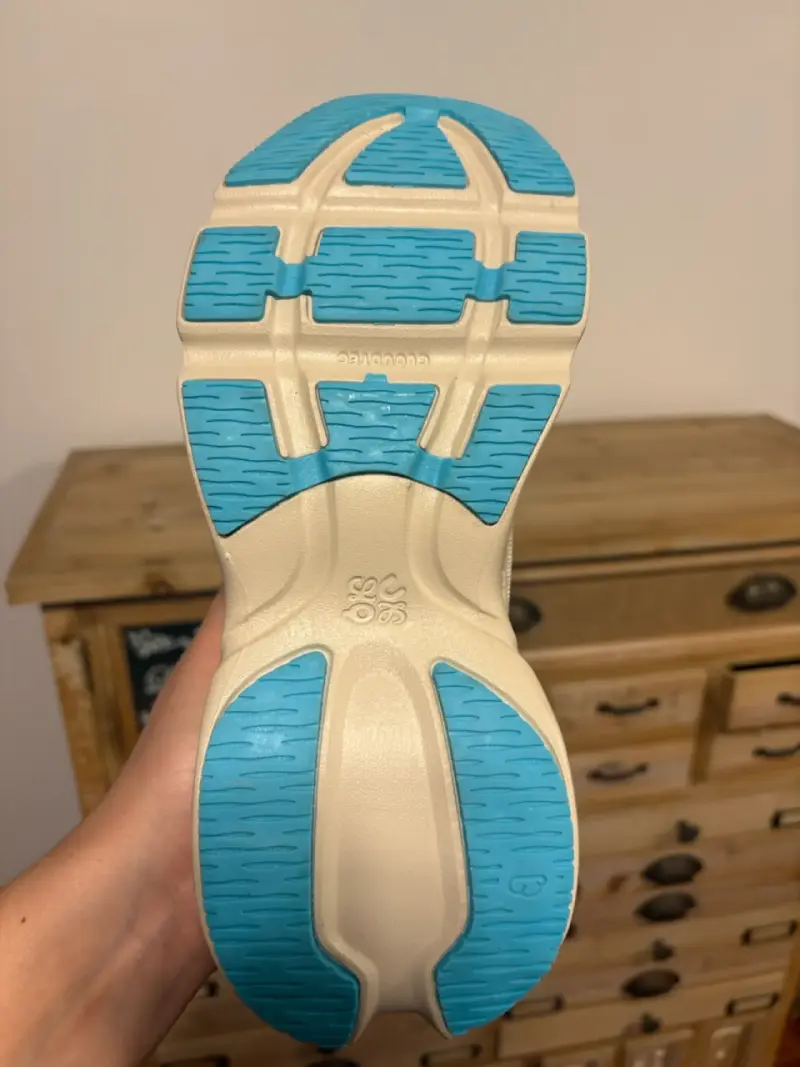 Zapatillas deportivas beige con suela azul - 4