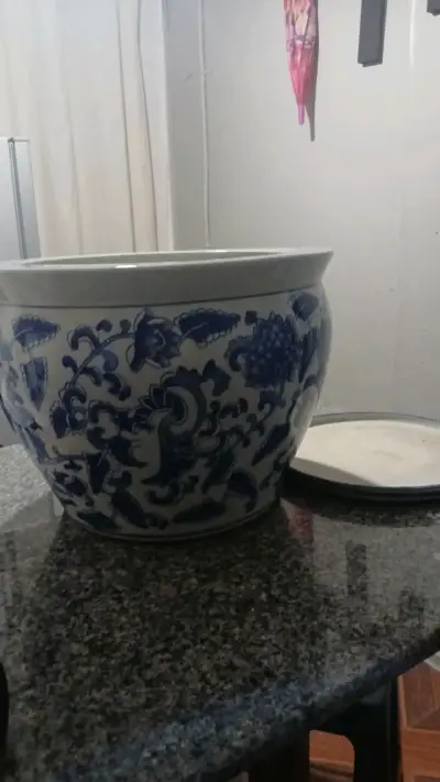 Macetero de cerámica azul y blanco con diseño floral - miniatura 1
