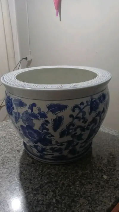 Macetero de cerámica azul y blanco con diseño floral - miniatura 2