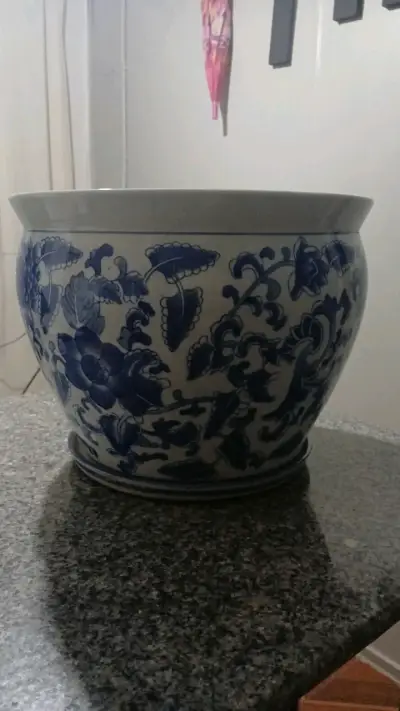 Macetero de cerámica azul y blanco con diseño floral - miniatura 3