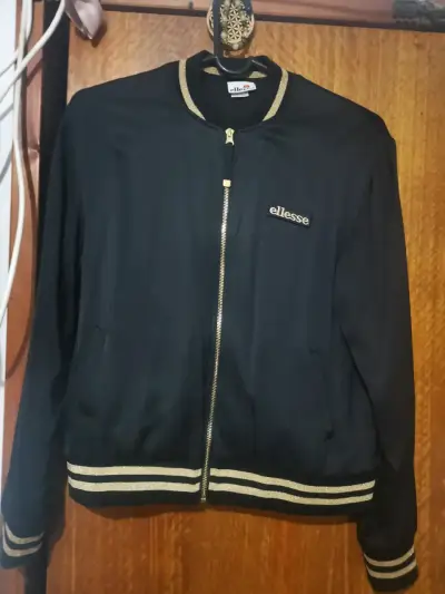 Chaqueta bomber negra Ellesse con detalles dorados - miniatura 1