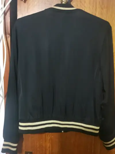 Chaqueta bomber negra Ellesse con detalles dorados - miniatura 2
