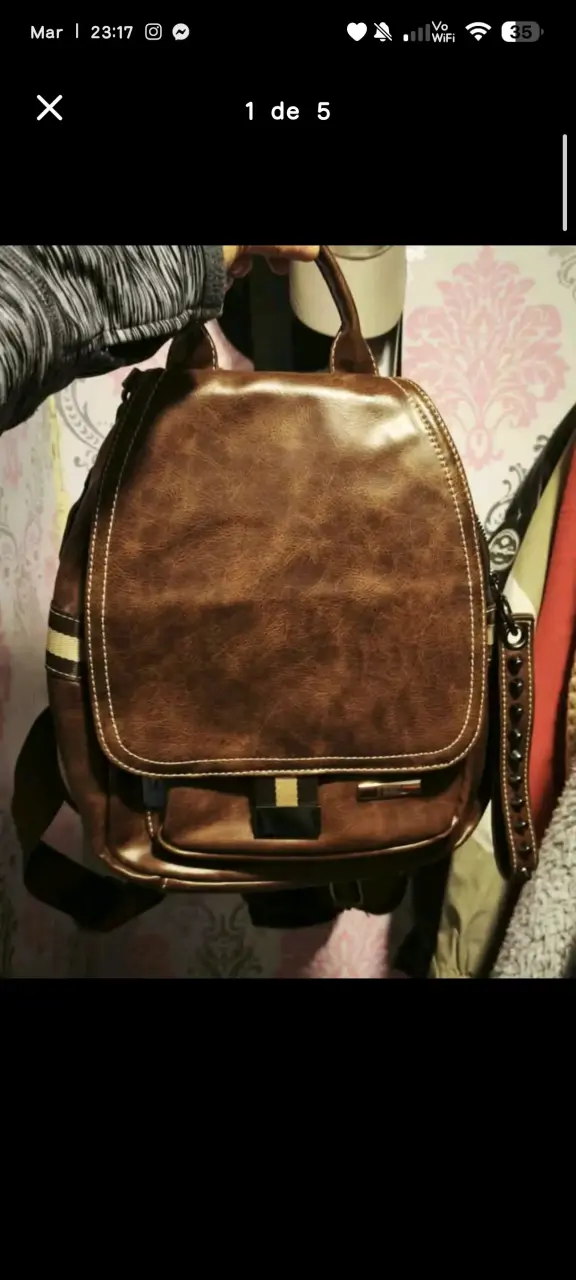 Mochila de cuero sintético marrón con múltiples bolsillos - 1