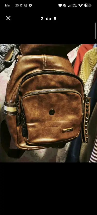 Mochila de cuero sintético marrón con múltiples bolsillos - miniatura 2