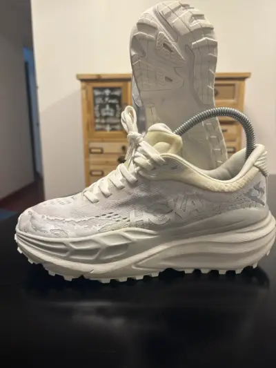 Zapatillas deportivas blancas Hoka con suela gruesa - miniatura 1