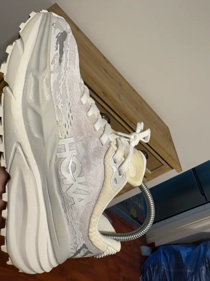 Zapatillas deportivas blancas Hoka con suela gruesa - 2