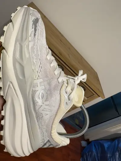 Zapatillas deportivas blancas Hoka con suela gruesa - miniatura 2