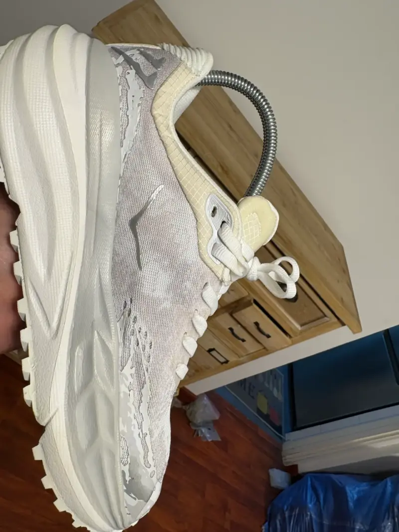 Zapatillas deportivas blancas Hoka con suela gruesa - 3